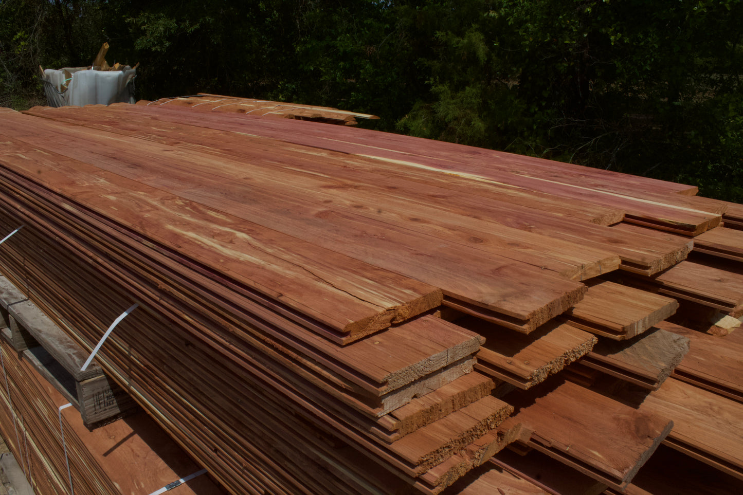 Paneles de pared de cedro rojo del este con ranuras en V, longitudes mixtas de 1 x 6 x 8' a 10'
